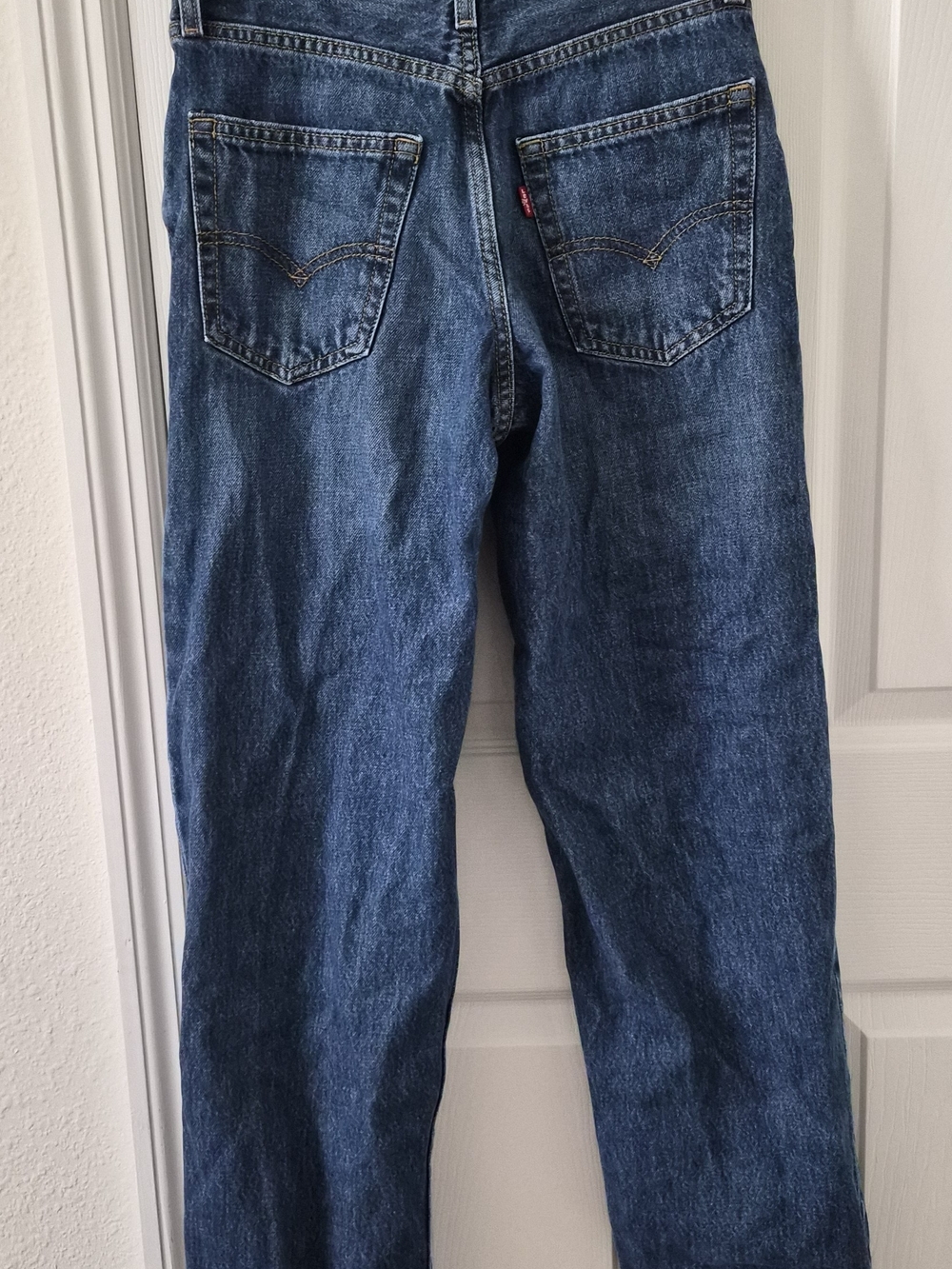 Levi's Classic Straight-Leg Jeans in Medium Blue Wash - Picture 3 of 3